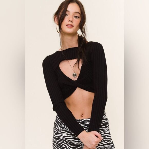 922. RIBBED KNIT FRONT KEYHOLE TWIST CROPTOP- BLACK - Picture 3 of 5